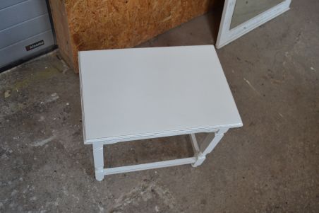 (n-6218) Valge lauake , postament