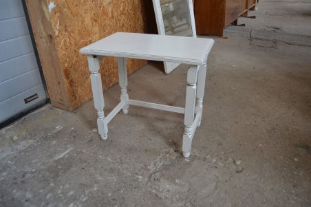 (n-6218) Valge lauake , postament