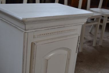 (n-6221) Valge väiksem kummut, öökapp