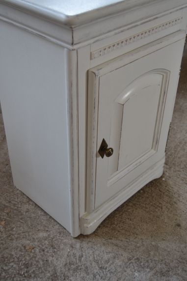 (n-6221) Valge väiksem kummut, öökapp