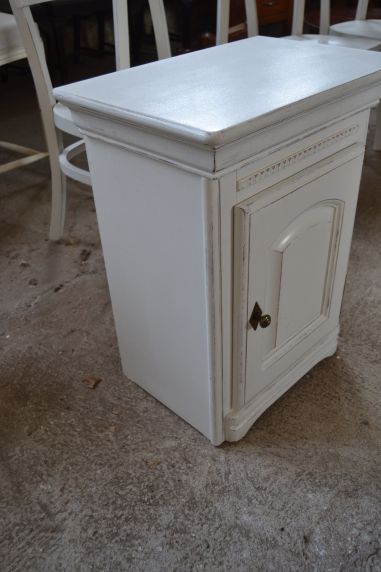 (n-6221) Valge väiksem kummut, öökapp