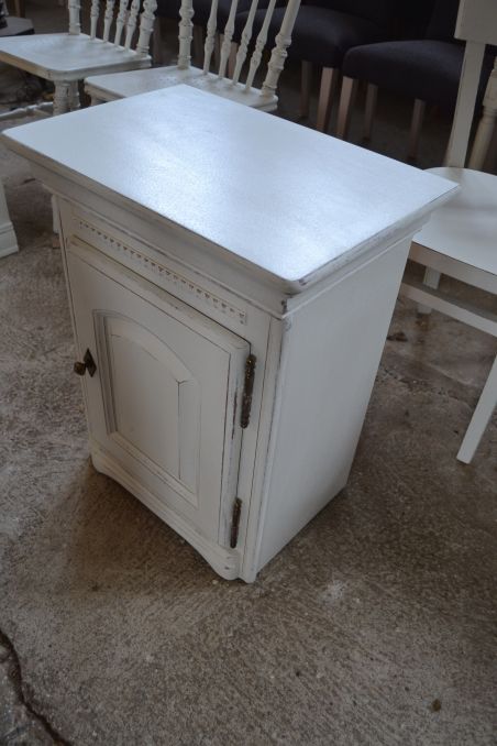 (n-6221) Valge väiksem kummut, öökapp (n-6221) Valge väiksem kummut, öökapp