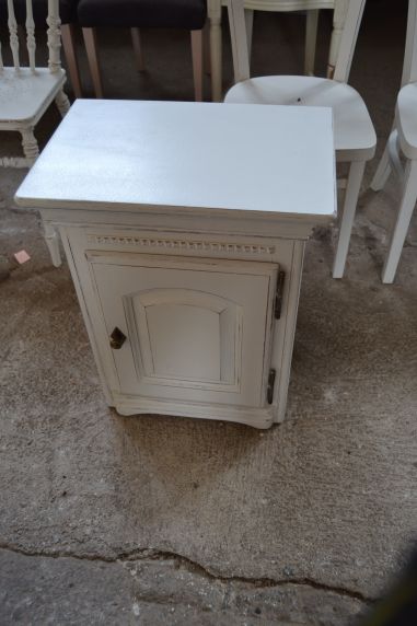 (n-6221) Valge väiksem kummut, öökapp