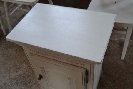 (n-6221) Valge väiksem kummut, öökapp (n-6221) Valge väiksem kummut, öökapp