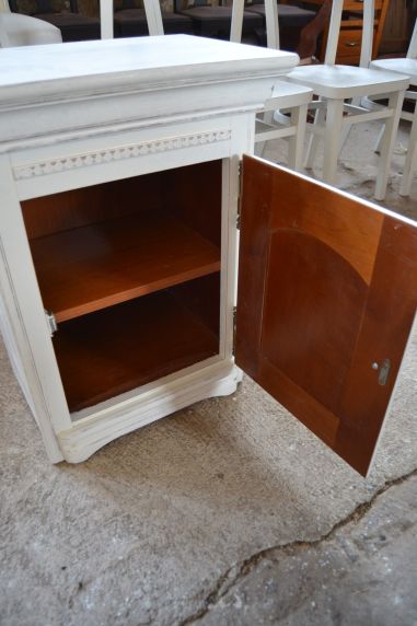 (n-6221) Valge väiksem kummut, öökapp