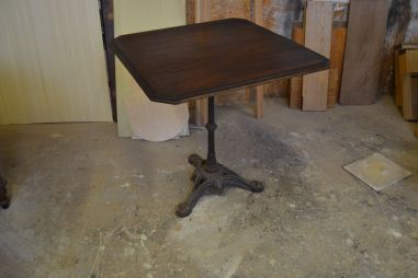 (n-6301) Metalljalal puitplaadiga laud