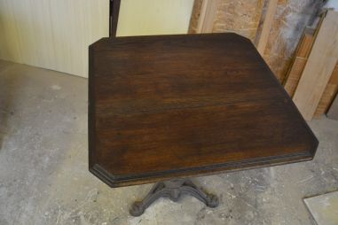 (n-6301) Metalljalal puitplaadiga laud