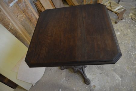 (n-6301) Metalljalal puitplaadiga laud