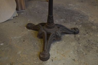 (n-6301) Metalljalal puitplaadiga laud