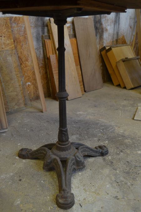 (n-6301) Metalljalal puitplaadiga laud