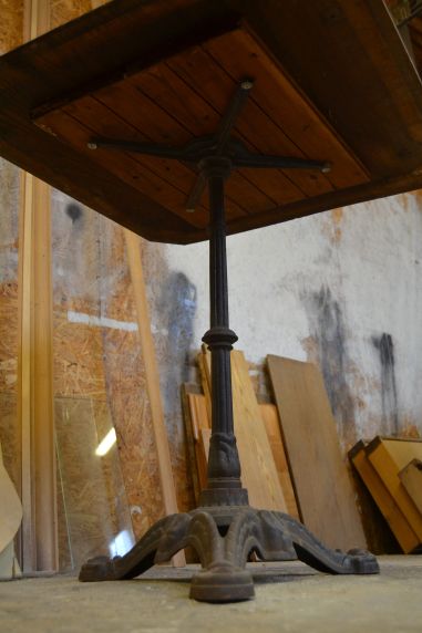 (n-6301) Metalljalal puitplaadiga laud