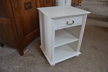 (L-519) Valge väiksem kummut, öökapp