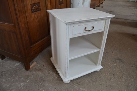 (L-519) Valge väiksem kummut, öökapp