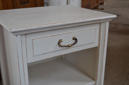 (L-519) Valge väiksem kummut, öökapp