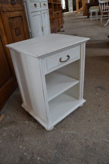 (L-519) Valge väiksem kummut, öökapp