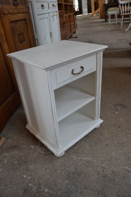 (L-519) Valge väiksem kummut, öökapp