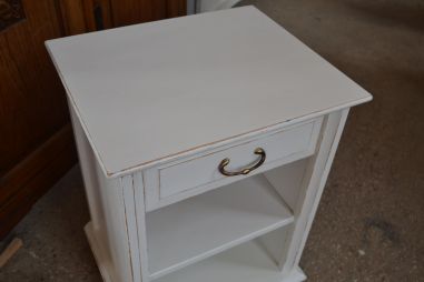 (L-519) Valge väiksem kummut, öökapp