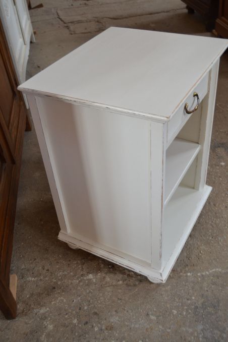 (L-519) Valge väiksem kummut, öökapp