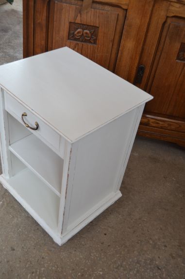 (L-519) Valge väiksem kummut, öökapp