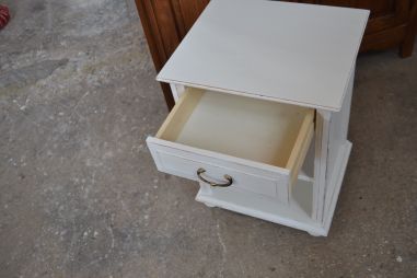 (L-519) Valge väiksem kummut, öökapp