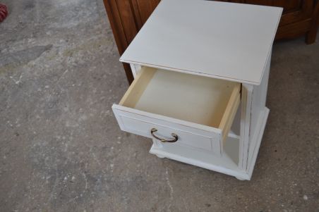 (L-519) Valge väiksem kummut, öökapp