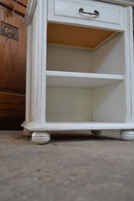 (L-519) Valge väiksem kummut, öökapp