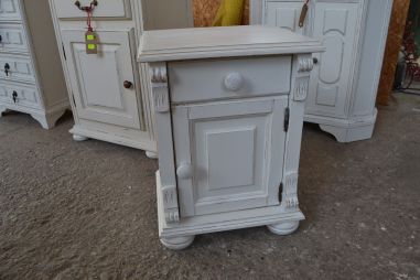 (L-520) Väiksem kummut, öökapp