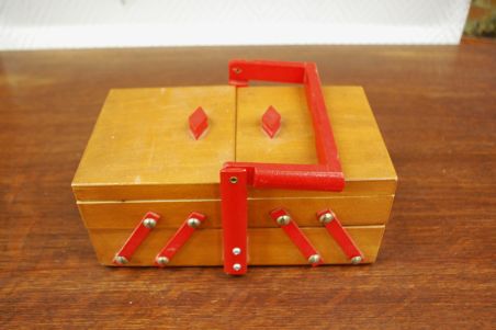 (n-6332) Väike lauapealne käsitöökast