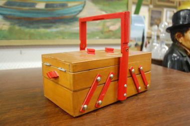 (n-6332) Väike lauapealne käsitöökast