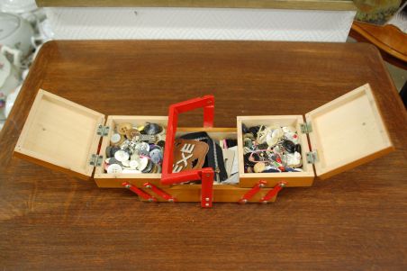 (n-6332) Väike lauapealne käsitöökast