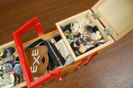 (n-6332) Väike lauapealne käsitöökast