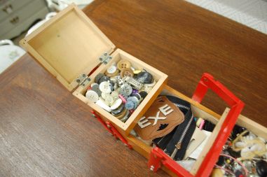 (n-6332) Väike lauapealne käsitöökast