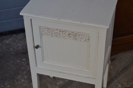 (n-6345) Valge kummut, öökapp