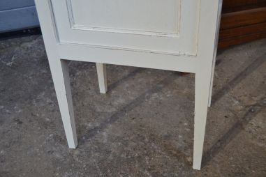 (n-6345) Valge kummut, öökapp