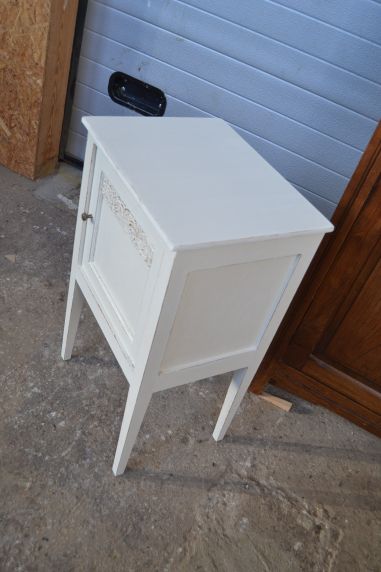 (n-6345) Valge kummut, öökapp