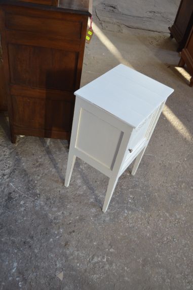 (n-6345) Valge kummut, öökapp