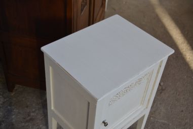 (n-6345) Valge kummut, öökapp