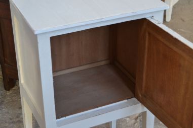 (n-6345) Valge kummut, öökapp