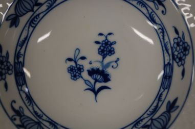 (n-6438/3) Volkstedt, Pastorale, sibulamustriga supi-pastataldrikud 3tk ja väikesed kausid 3tk