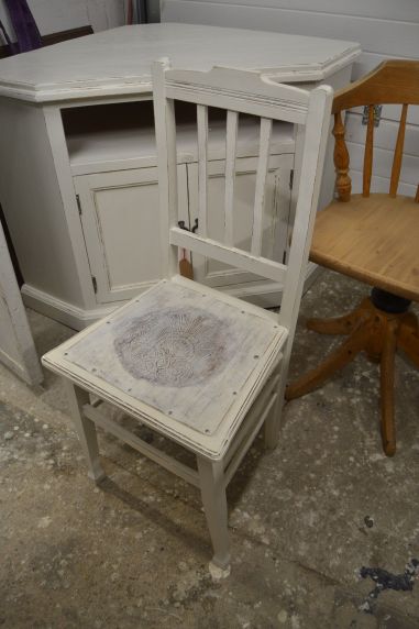 (n-6446) Luterma põhjaga valge tool