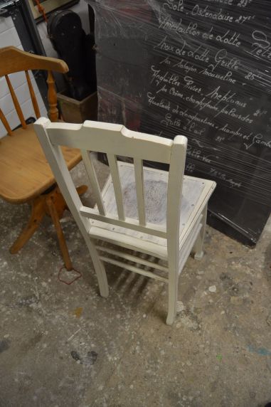 (n-6446) Luterma põhjaga valge tool