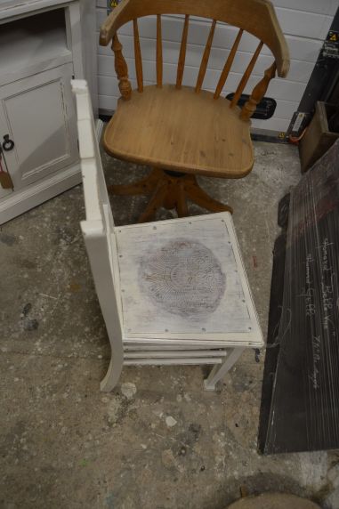 (n-6446) Luterma põhjaga valge tool