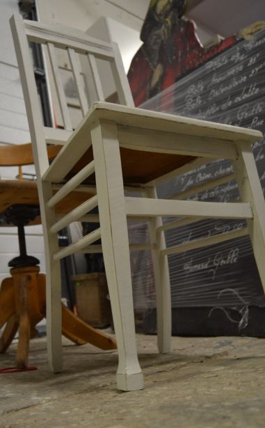 (n-6446) Luterma põhjaga valge tool