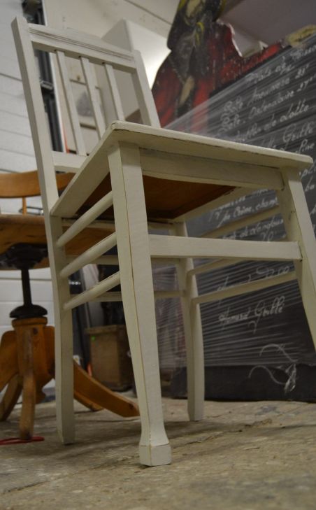 (n-6446) Luterma põhjaga valge tool