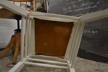 (n-6446) Luterma põhjaga valge tool