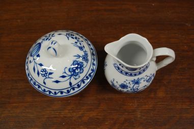 (n-6452) Triptis Porzellan, sibulamustriga koorekann ja suhkrutoos