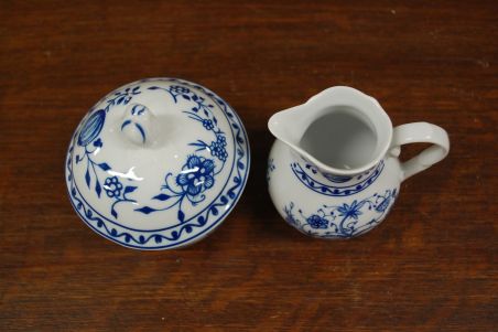 (n-6452) Triptis Porzellan, sibulamustriga koorekann ja suhkrutoos