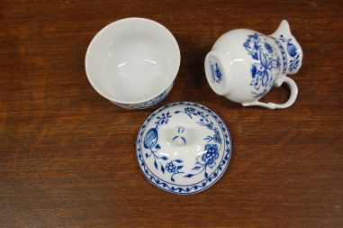 (n-6452) Triptis Porzellan, sibulamustriga koorekann ja suhkrutoos