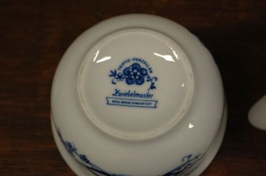 (n-6452) Triptis Porzellan, sibulamustriga koorekann ja suhkrutoos