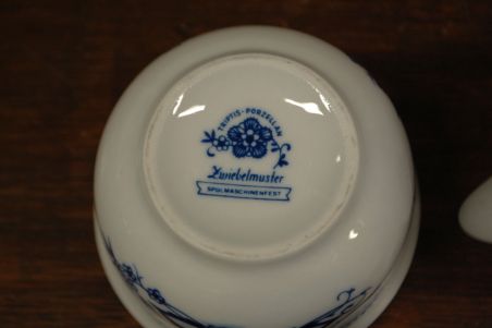 (n-6452) Triptis Porzellan, sibulamustriga koorekann ja suhkrutoos